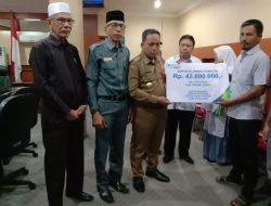 Pj Bupati Aceh Jaya Serahkan Santunan Kematian Kepada Keluarga THL Dan Aparatur Gampong