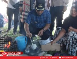 Pj Bupati Aceh Jaya Bersama Istri Kompak Toet Apam di Pantai Nisero Panga