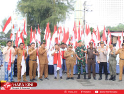 Sambut Hut RI, Pj Bupati Launching Pencanangan Gerakan Pembagian Bendera Merah Putih di Kota Calang