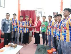 Koni Aceh Jaya Terima Tropi Kemenangan Turnamen Futsal Bumoe Teuku Umar Cup