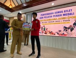 KONI Lhokseumawe Serahkan Bonus bagi Peraih Medali di PORA Pidie