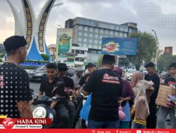 Pemuda Askota Bagi-bagi Takjil di Simpang Lima Banda Aceh