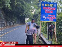 Cegah Lakalantas, Satlantas Polres Aceh Jaya Pasang Spanduk Peringatan di Puncak Gunung Geurute