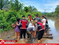 Personil Polres Aceh Jaya Bantu Warga Lewati Genangan Air di Baban Jalan