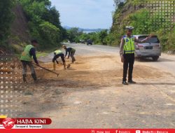 Cegah Kecelakaan, Satlantas Polres Aceh Jaya Bersihkan Material Longsor di Jalan Nasional