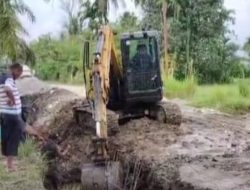 PUPR Aceh Barat Perbaiki Jalan Semantok