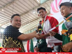 Plt Sekda Aceh Timur Mengalungkan Medali Emas Cabor Pencak Silat