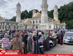 Massa Pendukung Salem Padati Pekarangan Masjid Agung Calang, Ikut Shalat Berjamaah