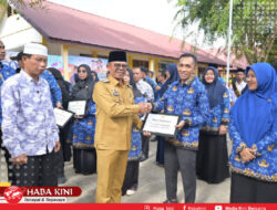 Pj Bupati Aceh Jaya Serahkan Penghargaan di Hardikda ke-65