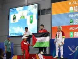 Muhammad Zul Ilmi Kibarkan Bendera Palestina Usai Raih Emas Angkat Besi di PON XXI