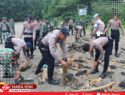 Peringati HUT TNI, Personel TNI Polri Gotong Royong Bersihkan Pantai Calang