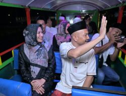 Meski Hujan, Bupati dan Wabup Aceh Jaya Nekat Naik Odong-odong Ikut Pawai Takbiran