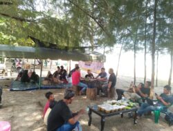 Jaga Kekompakan, PWI Aceh Jaya Gelar Halal Bihalal di Pantai Ujong Pasong