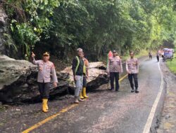 Kapolres Aceh Jaya Turun Langsung Pantau Pembersihan Longsor di Geurute