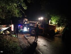 Polisi dan Balai Jalan Sigap Tangani Longsor di Lintasan Gunung Geurute
