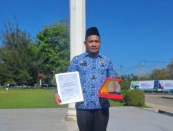 H Masri Terima Penghargaan sebagai ASN Aceh Jaya Terbaik Golongan IV