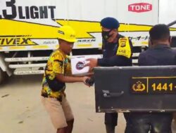 Polisi Bagikan Makanan Redam Kepanikan dan Pastikan Distribusi Bantuan Tetap Lancar
