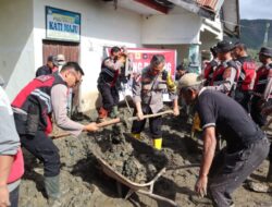 Polri bersama PLN dan Masyarakat Gotong Royong Bersihkan Fasilitas Kesehatan pasca Bencana di Aceh