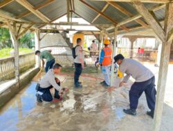 Terdampak Banjir, Polres Aceh Jaya Bersama PLN dan Masyarakat Gotong Royong Bersihkan Masjid