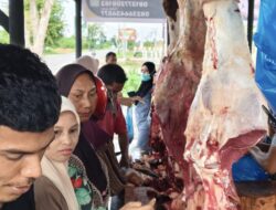 BUMG Desa Tuwie Eumpeuk Salurkan Daging Meugang dan Sirup untuk Seluruh Warga