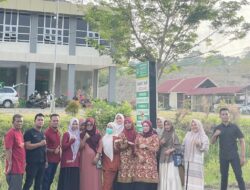 Perawat Puskesmas Lhok Kruet Bagikan Takjil ke Pengguna Jalan