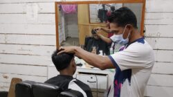 Tukang Pangkas di Calang Diserbu Pelanggan Jelang Lebaran
