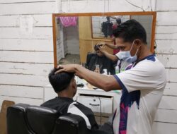 Tukang Pangkas di Calang Diserbu Pelanggan Jelang Lebaran