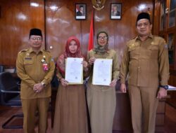 Optimalkan Pelayanan, Sekda Masri Serahkan 2 SK Pelaksana Tugas Kepala Dinas