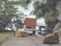 Bongkahan Batu Besar di Gunung Geurute Bahayakan Pengguna Jalan