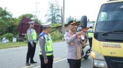 Jelang Hut ke 81 RI, Polres Aceh Jaya Bagikan Bendera Merah Putih ke Pengguna Jalan