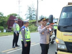 Jelang Hut ke 81 RI, Polres Aceh Jaya Bagikan Bendera Merah Putih ke Pengguna Jalan