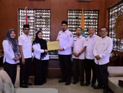 Sekda Masri Serahkan SK Plt Kalak BPBK dan UPTD Puskesmas Lhok Kruet