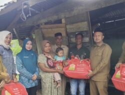 Bupati Aceh Jaya Salurkan Bantuan Masa Panik kepada Zamzami Korban Rumah Tertimpa Pohon