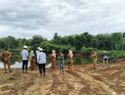 DLH Aceh Jaya Cek Sampel Limbah Bocor serta Minta PT Syaukath Ganti Dinding Kolam dengan Beton